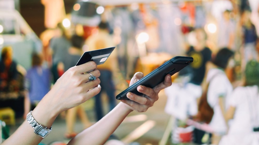 Implementation of Cashless Payment Systems At Theme Parks